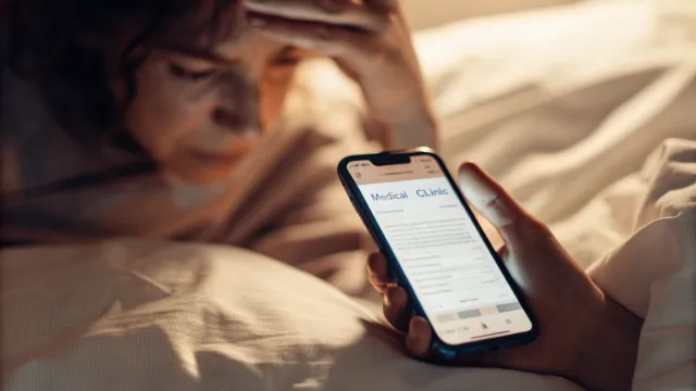 Paciente em potencial fechando site de clínica no celular por dificuldade de navegação