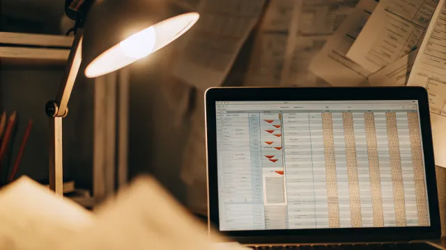 Calculadora mostrando números de custos com símbolos de dólar e gráficos de gastos crescentes