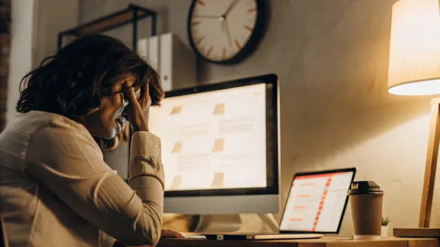 Inteligência artificial atualizando conteúdo de website em tempo real em computador